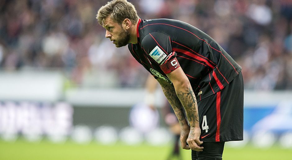 
                <strong>Marco Russ</strong><br>
                Marco Russ: Was für ein Drama. Trotz der schrecklichen Diagnose stellte sich der Eintracht-Kapitän zur Verfügung, machte seine Sache in der Abwehr sehr gut. Dann unterlief Russ vor der Pause das unglückliche Eigentor. Wollte in der zweiten Hälfte seinen Fauxpaus mit aller Macht wieder gut machen und sah bei einem harten Einsatz die Gelbe Karte. Damit ist er im Rückspiel gesperrt. Aufgrund der außergewöhnlichen Umstände verzichten wir auf eine Bewertung. ran-Note: ohne Bewertung
              