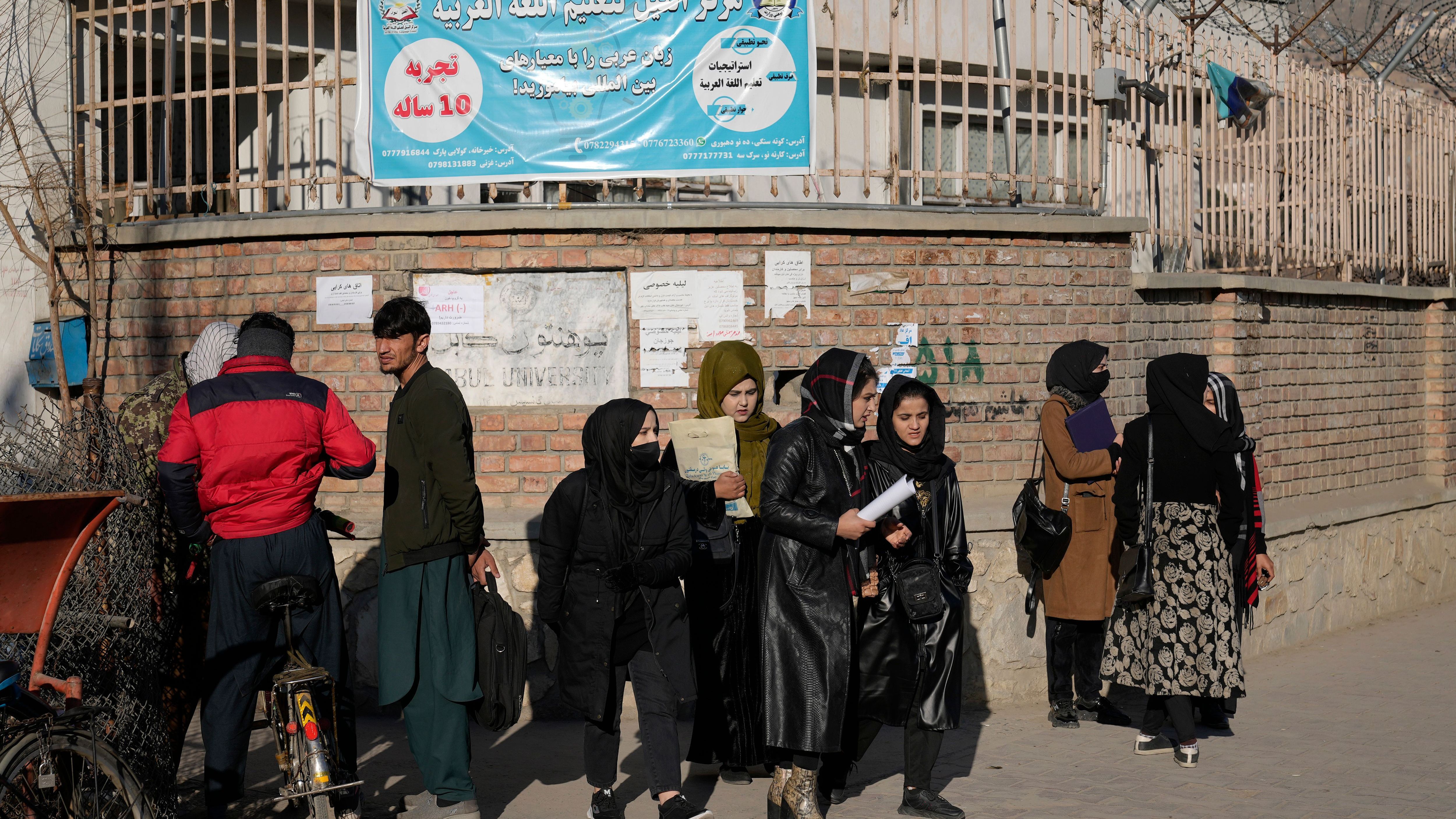 Afghanische Studentinnen stehen vor der Kabul-Universität. Die islamistischen Taliban haben in Afghanistan Frauenrechte erneut drastisch beschnitten: Frauen dürfen ab sofort keine Universitäten mehr besuchen. 