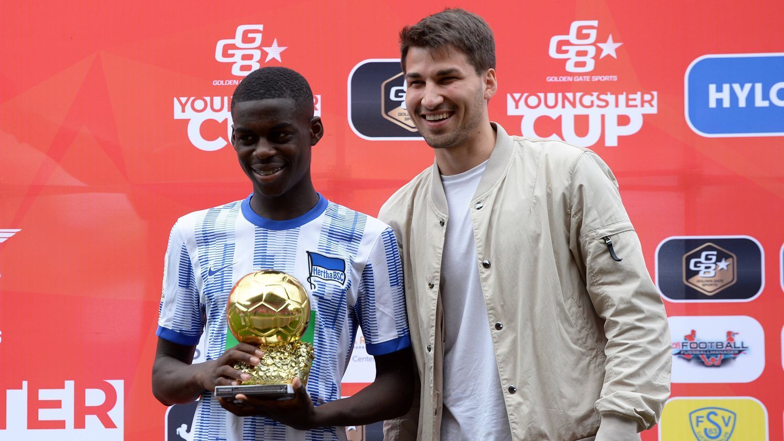 
                <strong>Die Jungen: Noel Aseko</strong><br>
                Noel Aseko (l.) kam ebenfalls erst im Sommer aus der Jugend von Hertha BSC. Der 16-jährige Deutsche gilt als großes Talent und läuft im zentralen Mittelfeld auf. Bei den Bayern ist Aseko für die U19 eingeplant - mal schauen, wo es ihn wann hin verschlägt.
              