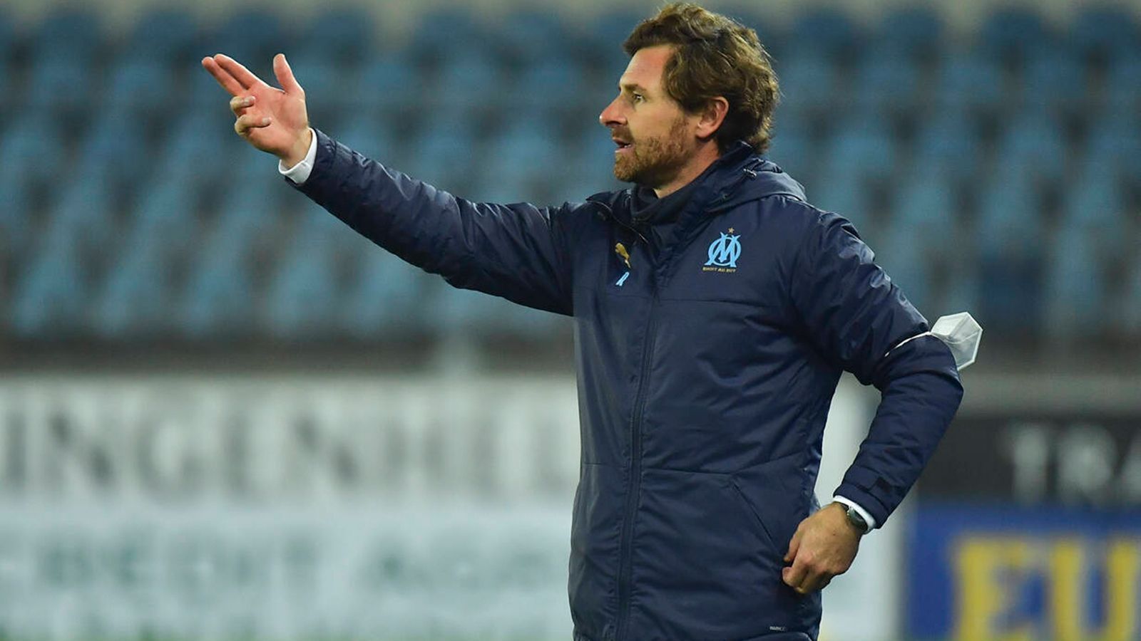 
                <strong>Andre Villas-Boas (Olympique Marseille)</strong><br>
                Ein weiterer sehr bekannter Name und ein weiterer Trainer, der auf eine Verlängerung wartet. Doch bei Villas-Boas und Marseille läuft es nicht wirklich gut. "Um in der Champions League scheiße zu sein, muss man sich erst einmal für die Champions League qualifizieren. Das haben wir getan und wir sind scheiße", sagte der 43-Jährige nach der dritten Niederlage im dritten Königsklassen-Spiel. In der Ligue 1 stehen nach fünf Siege in neun Spielen, auch da geht mehr. Die drei Liga-Siege in Folge zuletzt werden helfen, trotzdem wird es eng für den Star-Coach, der auch schon die Tottenham Hotspur und den FC Chelsea trainierte.
              