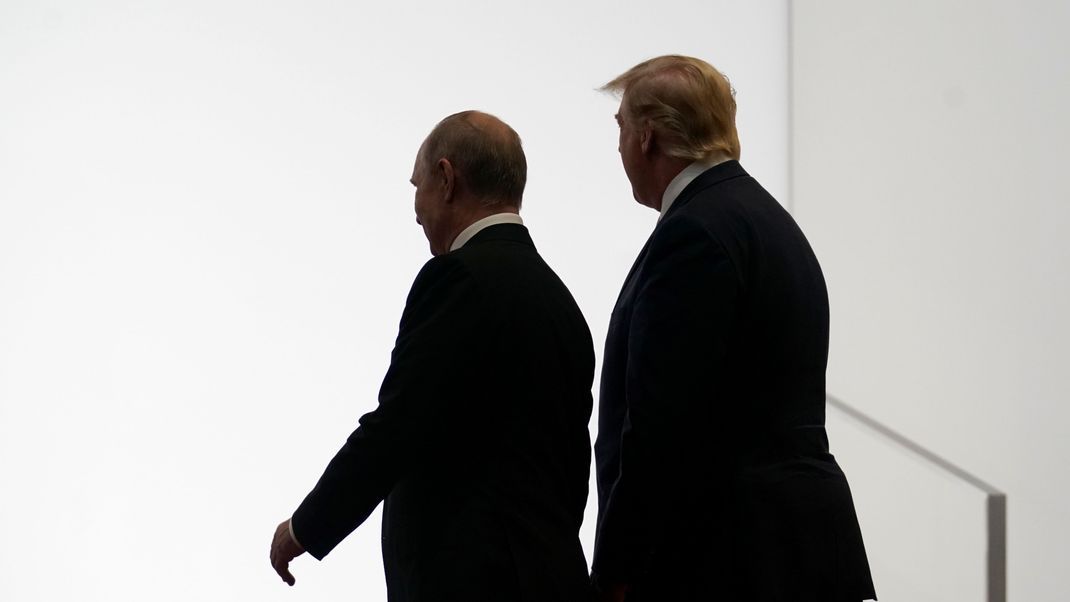 US-Präsident Trump (r.) pocht auf eine Waffenruhe im Ukraine-Krieg - und sieht Russlands Präsidenten Putin (l.) in der Pflicht. (Archivbild)