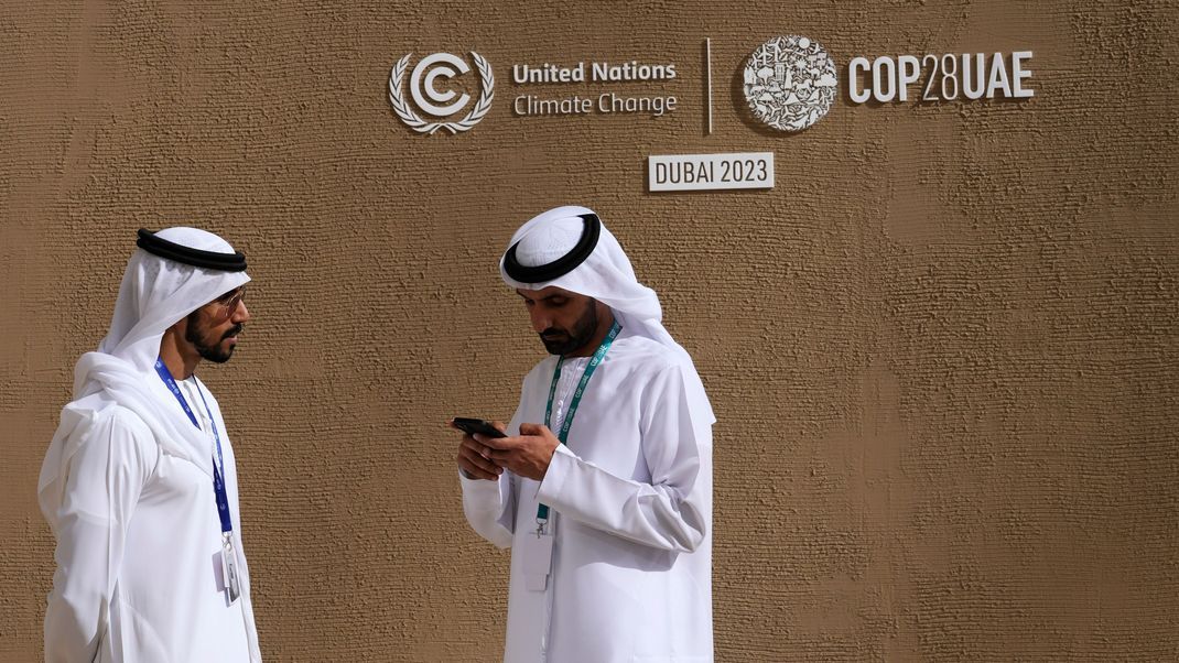 Deutschland und die Vereinigten Arabischen Emirate haben auf der Weltklimakonferenz überraschend 200 Millionen US-Dollar für den Ausgleich von Klimaschäden zugesagt.