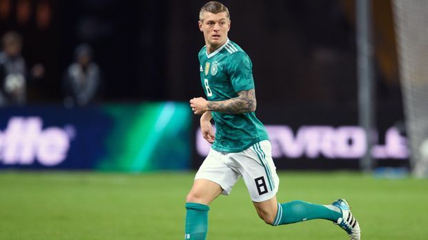 
                <strong>Toni Kroos (Real Madrid)</strong><br>
                Schon vor vier Jahren war Toni Kroos der Taktgeber im DFB-Mittelfeld und am Superstar von Real Madrid führt auch 2018 kein Weg vorbei. Seine Passgenauigkeit ist ein Gewinn für jedes Team der Welt, die Spielintelligenz sucht obendrein seinesgleichen. Kurzum: Wie schon 2014 ist der 28-Jährige auch dieses Mal unverzichtbar für die deutsche Nationalmannschaft, wenn es mit der Titelverteidigung klappen soll.
              