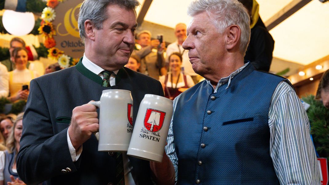 Markus Söder (l, CSU), Ministerpräsident von Bayern und Dieter Reiter (SPD), Oberbürgermeister von München prosten sich beim traditionellen Fassanstich zu. 