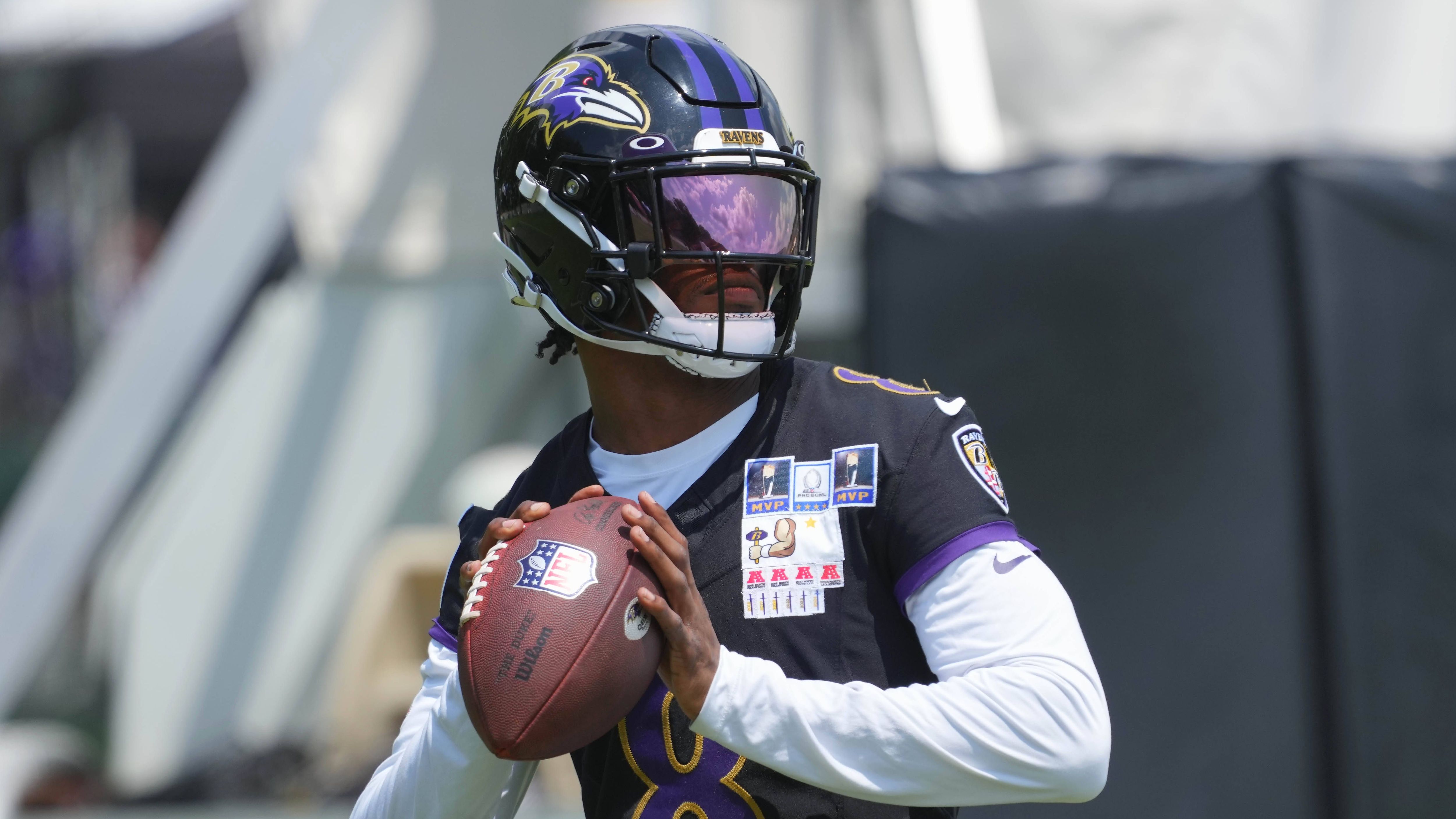 <em><strong>Lamar Jackson (Baltimore Ravens)</strong><br>Schock im Training der Baltimore Ravens: Am Mittwoch musste Lamar Jackson das Training abbrechen. Wie ein Sprecher der Ravens bestätigte, verließ er rund 40 Minuten vor Ende der Einheit das Feld, ein Mitspieler stieg ihm auf den Fuß. Allerdings gab es bereits Entwarnung: Es soll keine schwere Verletzung vorliegen, Jackson kann am Donnerstag wohl bereits wieder trainieren.</em>