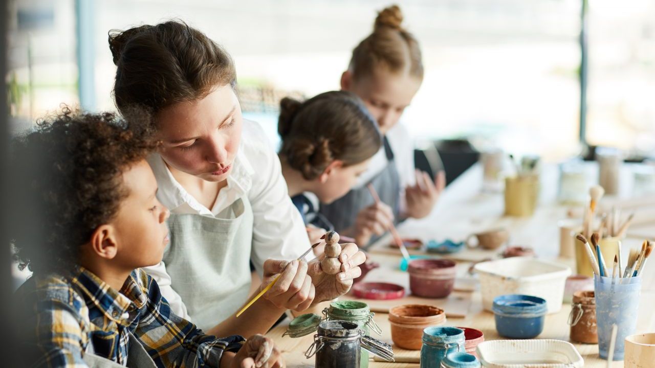 Organisiere Kunst-, Spiel- und Bastel-Projekte für Kinder oder Senioren. Wenn du ein Instrument spielst, kannst du ihnen auch regelmäßig vorspielen.