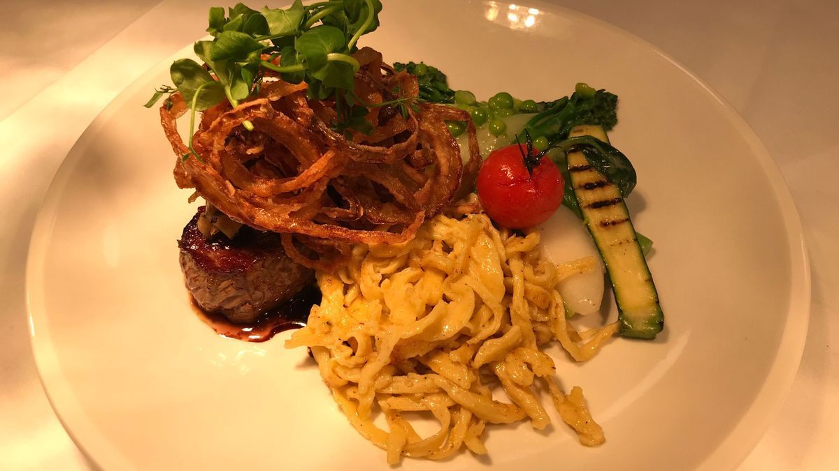 Zwiebelrostbraten an Kalbsjus, Gemüsebouquet, handgeschabte Spätzle und confierte Honigtomate