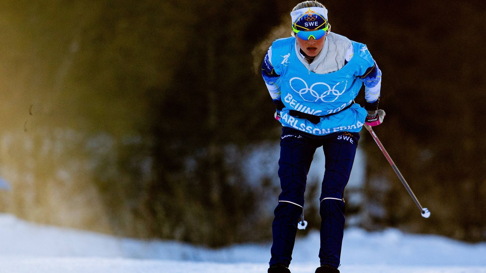 
                <strong>Schweden und das Problem mit der Toilette</strong><br>
                Die sanitären Einrichtungen bei den Olympischen Winterspielen in Peking machen den Athleten offenbar zu schaffen. So berichtet die Schwedin Frida Karlsson im "Aftonbladet" von einer kuriosen Szene mit Zimmerpartnerin Maja Dahlqvist: "Ich stand singend in der Dusche, als Maja rief: 'Das Wasser läuft rüber zum Fernseher!' Die Leute glauben, dass wir in die Dusche kacken, aber das tun wir nicht," erklärte sie mit einem Lachen. Auch Biathlet Sebastian Samuelsson berichtet von Problemen: "Ich habe festgestellt, dass der Standard bei der Spülung nicht der ist, den wir gewohnt sind", sagte der Staffel-Olympiasieger, "da gab es ein paar kleinere Probleme."
              