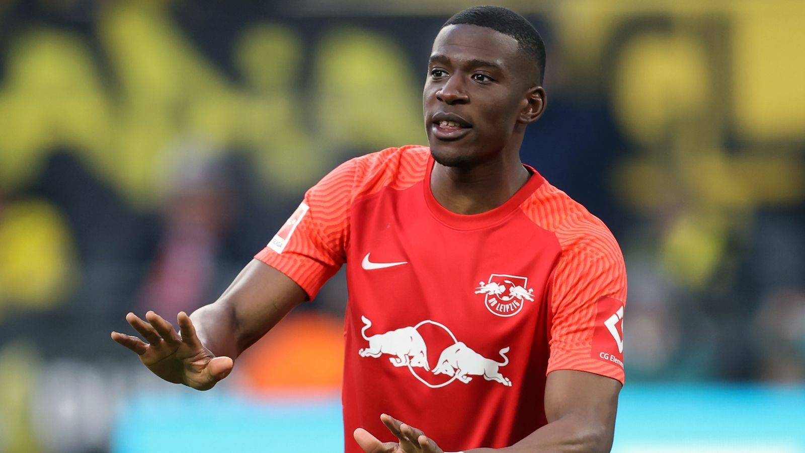 
                <strong>Nordi Mukiele (RB Leipzig)</strong><br>
                Auch Nordi Mukiele soll längst im Fokus von Europas absoluten Topklubs sein. Laut "L'Equipe" dürfte sich neben Manchester United auch Atletico Madrid mit dem französischen Abwehrspieler von RB Leipzig befassen. Laut "Bild" hat sich Mukiele bereits dazu entschlossen, seinen bis 2023 laufenden Vertrag bei den Sachsen nicht zu verlängern. Er habe ein Vertragsangebot der Sachsen abgelehnt, ein weiteres sei vonseiten des Klubs nicht geplant. Trotzdem dürfte noch nicht sicher sein, dass Mukiele im Sommer 2022 verkauft wird. Dem Bericht nach sollen die Leipziger nicht auf Transfereinnahmen angewiesen sein, weshalb ein ablösefreier Mukiele-Transfer im Sommer 2023 ebenfalls denkbar wäre.
              