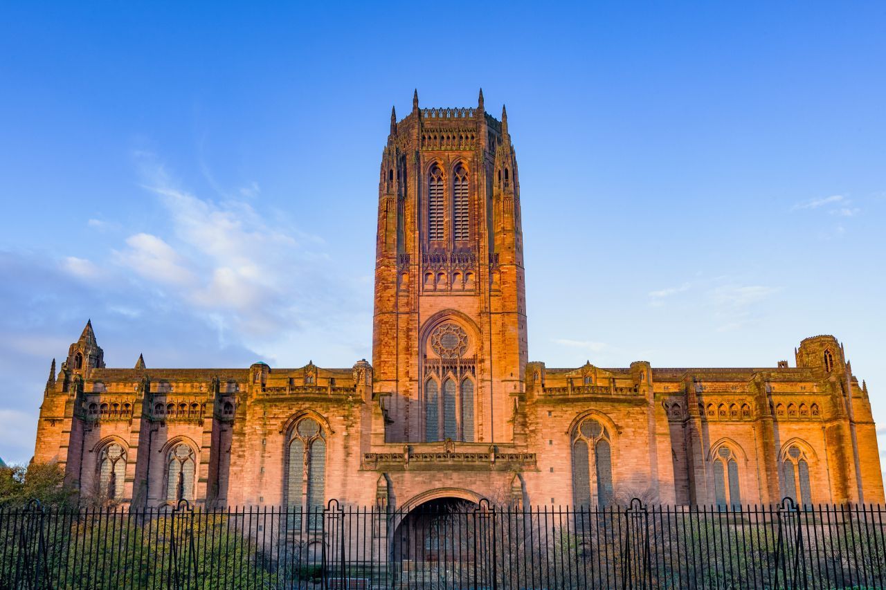 Die Liverpool Cathedral wurde im 20. Jahrhundert im Stil der Neogotik errichtet. Beim damaligen vorangegangenen Architektur-Wettbewerb setzte sich der Student Giles Gilbert Scott durch, der später unter anderem das Design für die typischen britischen Telefonzellen (in rot) mit Kuppeldach entwarf. Von April bis Oktober kann man immer donnerstags den Sonnenuntergang vom Turm der Kathedrale aus genießen. #twilightthursdays   