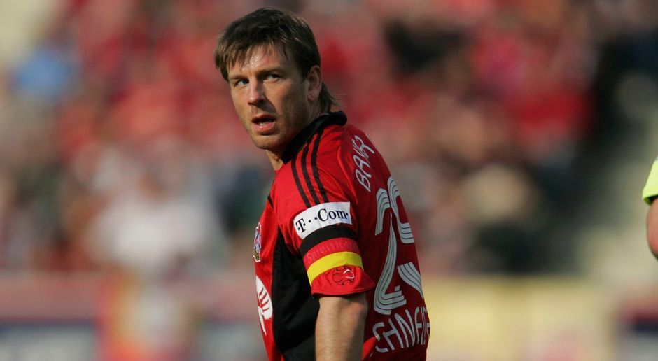 
                <strong>Rechter Mittelfeldspieler: Bernd Schneider (88)</strong><br>
                Rechter Mittelfeldspieler: Bernd SchneiderGesamt-Stärke: 88Verein: Bayer 04 Leverkusen
              