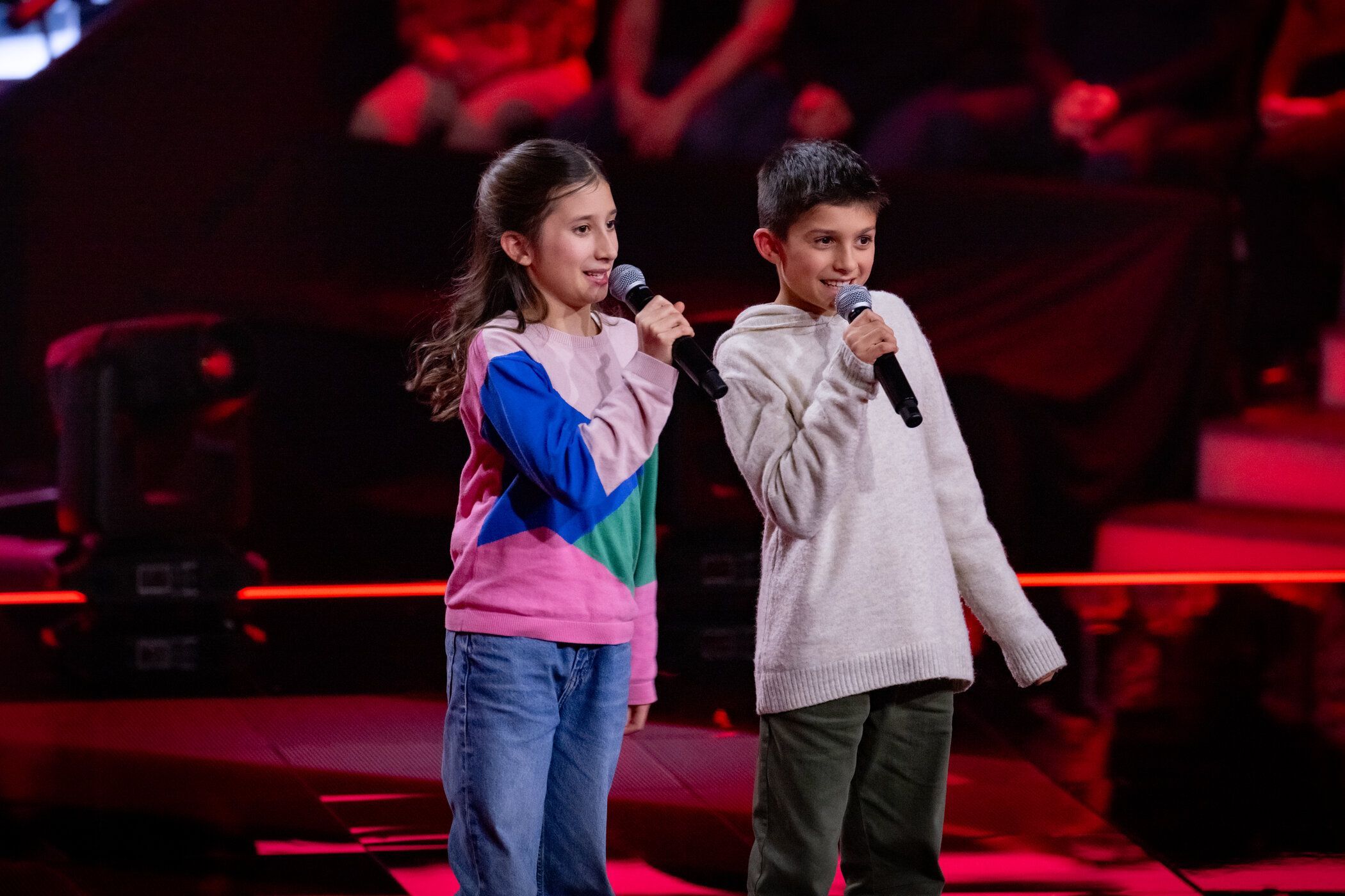 Dana und Fabrice singen auf der "The Voice Kids"-Bühne gemeinsam. 