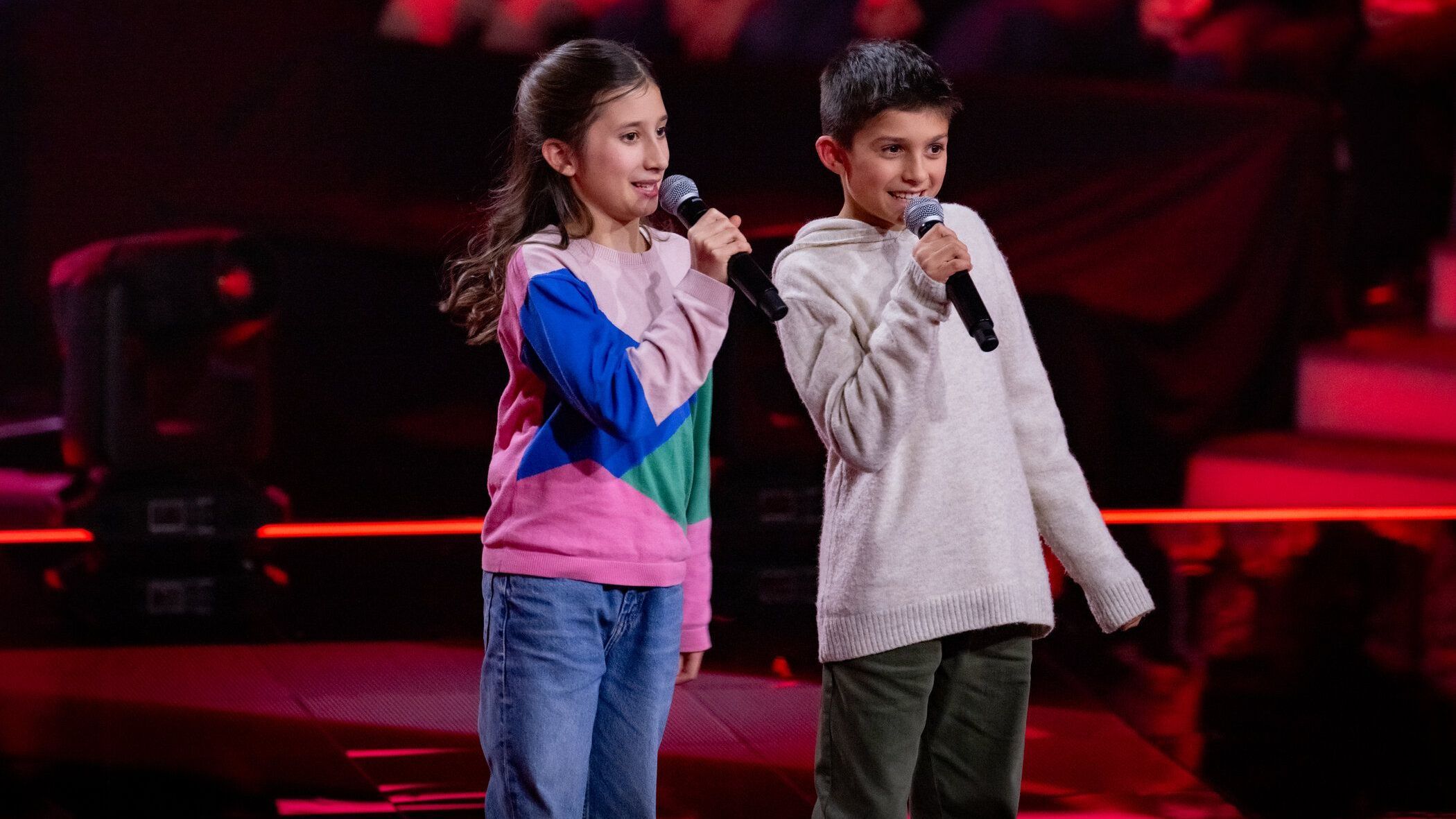 Dana und Fabrice singen auf der "The Voice Kids"-Bühne gemeinsam. 