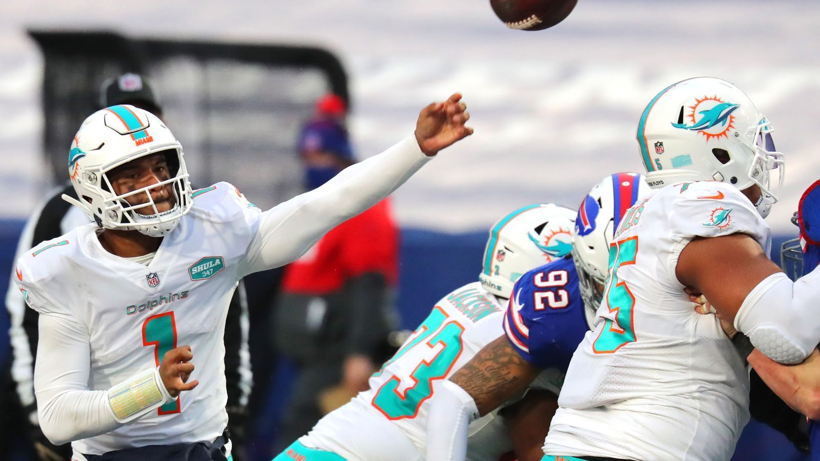 
                <strong>Platz 12 (geteilt): Miami Dolphins</strong><br>
                &#x2022; <strong>0,519 - </strong>27 Siege, 25 Niederlagen -<br>&#x2022; Restliche Spiele: vs. Jets, @Saints, @Titans, vs. Patriots<br>
              