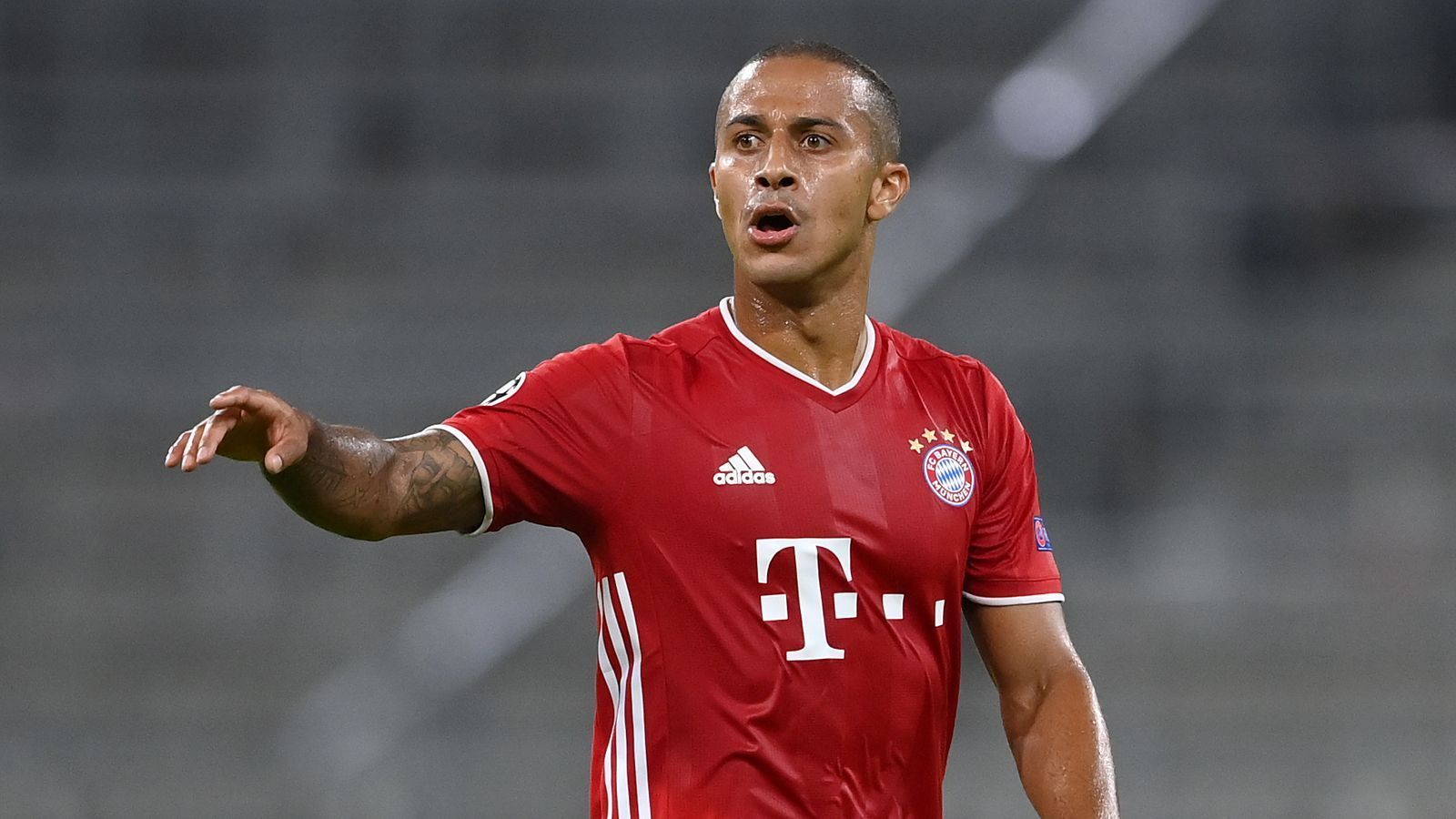 
                <strong>Thiago</strong><br>
                Der Spanier spielte zuletzt im Mittelfeld der Bayern wieder groß auf, trotzdem wird er die Münchner nach dem Endspiel ziemlich sicher verlassen. Angeblich ist sich Thiago mit Liverpool schon einig, nach der Rückkehr nach München könnte alles ganz schnell gehen.
              