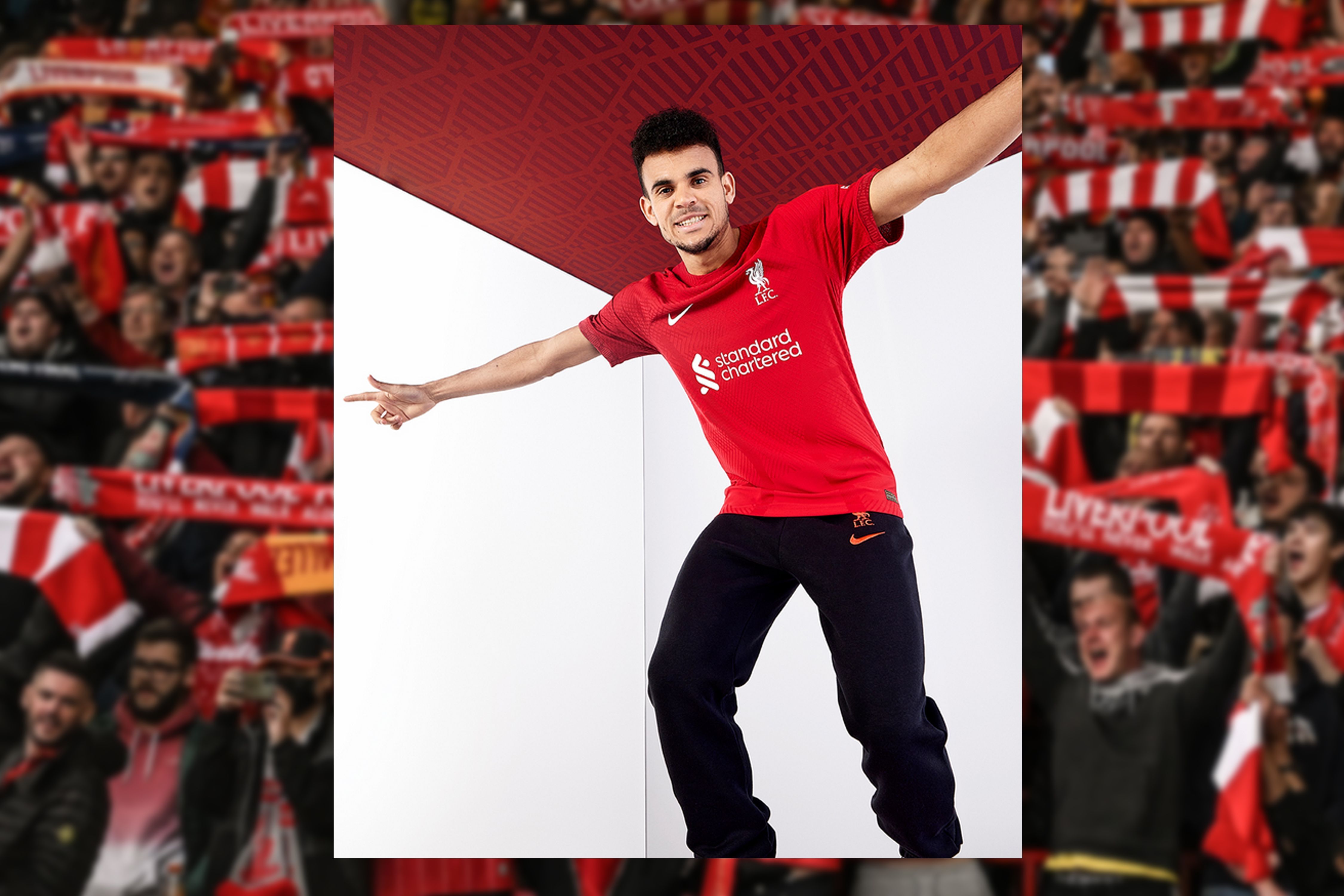 
                <strong>Liverpool FC Heimtrikot 2022/23</strong><br>
                Flügelstürmer Luis Diaz präsentiert das neue Heimtrikot des Liverpool FC. Die "Reds" setzen einmal mehr auf ein klassisches Design im gewohnten Rot.
              