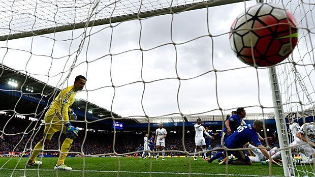 
                <strong>Vier Tore ohne Vardy</strong><br>
                Die Tabellenführung gibt Leicester City seit Ende Januar nicht mehr ab. Schon beim 4:0 über Swansea City werden letzte Zweifel beseitigt - es ist das erste Saisonspiel ohne Top-Torjäger Vardy, der eine Woche zuvor wegen einer vermeintlichen Schwalbe vom Feld geschickt wird und wegen Schiri-Beleidigung zu einer längeren Auszeit verdonnert wird. Der lockere Erfolg über die Waliser beweist: Diese Mannschaft ist ein echtes Team und nicht von einem Einzelspieler abhängig.
              