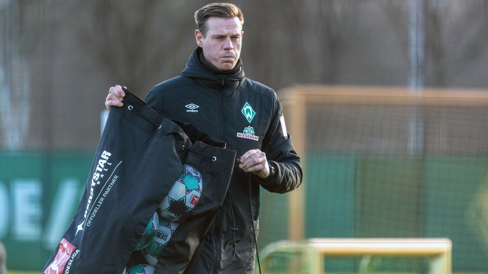 
                <strong>Tim Borowski</strong><br>
                Mit Frings' früherem Werder-Weggefährten Tim Borowski hat derzeit ein anderer WM-Teilnehmer von 2006 die Rolle als Co-Trainer in Bremen inne. Der 40-Jährige spielte bis 2012 an der Weser und stieg direkt danach ins Management des Klubs ein. Zunächst lernte der frühere Mittelfeldspieler die Marketing-Abteilung des Bundesligisten genauer kennen, danach stieg er zum sportlichen Leiter der Werder-Amateure auf. Seit Oktober 2017 unterstützt der 1,94-Meter-Hüne Bremens Chef-Trainer Florian Kohfeldt als Assistent.
              