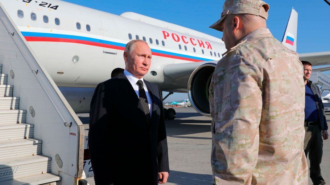 Der russische Präsident Wladimir Putin verlässt ein Flugzeug.