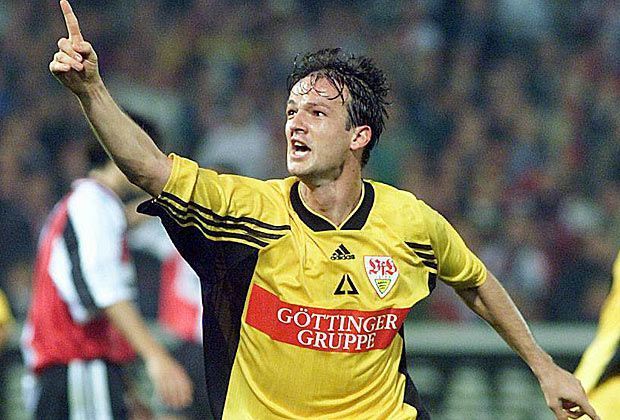 
                <strong>Feyenoord Rotterdam - VfB Stuttgart (3:1/0:3)  </strong><br>
                Ein Vorbild für Bayern ist mit Sicherheit der VfB Stuttgart. In der ersten Runde des UEFA-Cups 1998/99 verlieren die Schwaben ihr Heimspiel gegen Rotterdam zunächst mit 1:3, um dann im Rückspiel groß aufzutrumpfen. Fredi Bobic und Co. sorgen im De Kuip für einen 3:0-Erfolg.
              