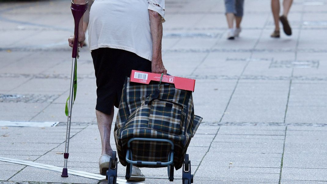 Immer mehr Rentner:innen beziehen Grundsicherungsleistungen.