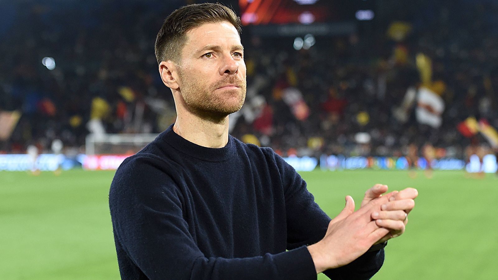 
                <strong>Xabi Alonso (Bayer Leverkusen) </strong><br>
                Der Name von Xabi Alonso fällt in den vergangenen Wochen häufiger, wenn Top-Klubs in Europa auf Trainersuche sind. Auch Tottenham Hotspur soll den ehemaligen Liverpool-Spieler auf dem Zettel haben. Demnach sollen die Verantwortlichen den Umschwung im Leverkusen ziemlich bewundern. Das berichtet "Sky Sports". Allerdings sagte Alonso zuletzt, er sehe seine Zukunft klar bei Bayer Leverkusen und werde in der kommenden Saison weiter den Bundesligisten trainieren. 
              