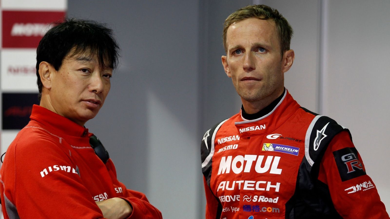 
                <strong>Ronnie Quintarelli </strong><br>
                Ronnie Quintarelli (ITA/40 - Nissan): Der Super-GT-Spezialist aus Verona ist mit seinen vier Meistertiteln in den Jahren 2011, 2012, 2014 und 2015 der erfolgreichste nicht-japanische Pilot in der Geschichte der Serie. Obwohl Quintarelli seit 2003 in Japan fährt, war er im Jahr 2006 Testfahrer beim Formel-1-Team von Spyker.
              