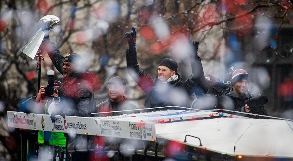 
                <strong>New England Patriots Super-Bowl-Parade</strong><br>
                In seinem ersten NFL-Jahr darf Backup-Quarterback Jacoby Brissett (li.) gleich seinen ersten Titel bejubeln und schreit seine Freunde heraus.
              