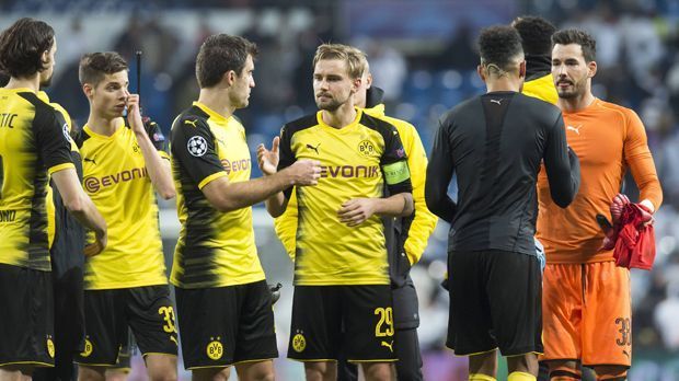 
                <strong>Minimale Ausbeute: Zwei Punkte reichen für die Europa League</strong><br>
                In der aktuellen Verfassung des BVB muss man die Champions-League-Bilanz 2017/18 wohl positiv betrachten. Immerhin hat sich Borussia Dortmund als Gruppendritter für die Europa League qualifiziert. Der Rekord, den der BVB dabei aufstellte, verdeutlicht aber, wie verkorkst die Gruppenphase war. Mit zwei mickrigen Punkten (zwei Remis gegen Apoel Nikosia) hatte es vor dem BVB noch keine Mannschaft geschafft, in der Europa League zu überwintern.
              