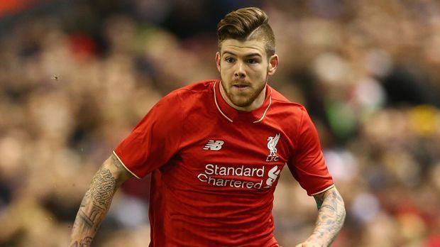 
                <strong>Alberto Moreno</strong><br>
                Alberto Moreno: In der Abwehrkette gilt der Linksverteidiger als Schwachstelle. Im Spiel nach vorne kann Moreno zwar überzeugen, der 23-Jährige ist aber in der Verteidigung oftmals zu unsicher. Gegen Manchester City im League-Cup-Finale zeigte Moreno eine besonders schwache Leistung und fehlte im darauffolgenden Ligaspiel gegen die "Citizens" in der Startelf von Jon Flanagan. Ein Abgang im Sommer scheint wahrscheinlich.
              