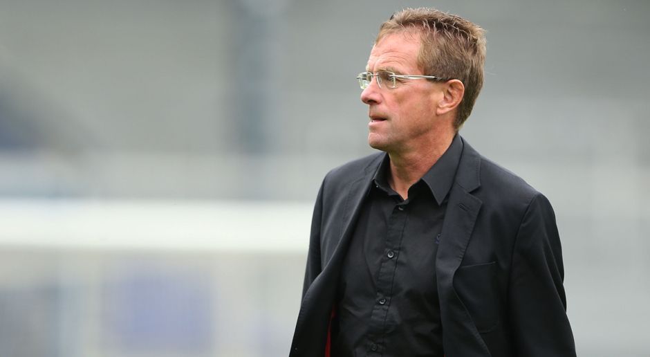 
                <strong>Ralf Rangnick</strong><br>
                Ralf Rangnick ist seit 2012 Sportdirektor bei RB Leipzig. Bereits in seinen ersten beiden Jahren beim Verein gelangen zwei Aufstiege, RB verbesserte sich von der Regional- in die 2. Bundesliga. 2015/16 führte er die Leipziger als Trainer ins Oberhaus. Für den Erfolg scheut sich Rangnick nicht, verdiente Spieler zu verkaufen, wenn sie den Anforderungen nicht mehr entsprechen. Aus dem ersten Profi-Kader 2013/14 sind heute nur noch sieben Spieler da. Vor allem von Partnerverein RB Salzburg wurde kräftig eingekauft (Peter Gulacsi, Marcel Sabitzer, Stefan Ilsanker, Naby Keita). Rangnicks Strategie zahlt sich aus: RB grüßt nach 12 Spieltagen von der Tabellenspitze der Bundesliga. (Stand: 30. November 2016)
              