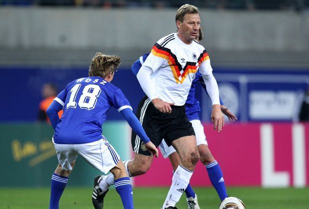 
                <strong>Guido Buchwald</strong><br>
                Guido Buchwald war Stammspieler der WM-Helden von 1990. Den Spitznamen "Diego" verdankt er seinen Leistungen im Finale gegen Argentinien, als er Diego Maradona nicht zur Entfaltung kommen ließ.
              