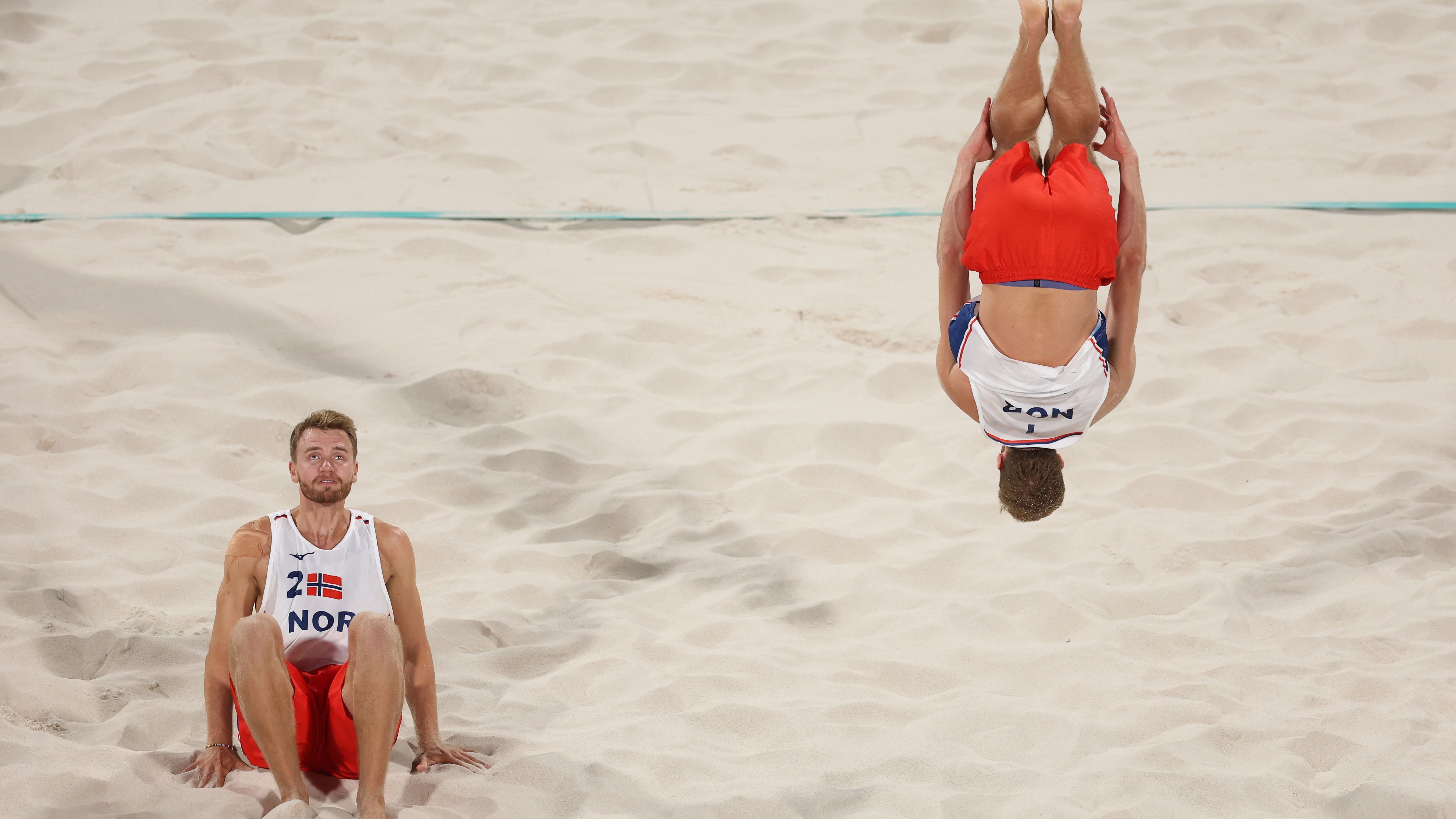 <strong>Olympia 2024: Die besten Bilder des zwölften Tages</strong><br> Christian Sandlie Soerum (L) and Anders Berntsen Mol feiern den Halbfinal-Einzug im Beachvolleyball.