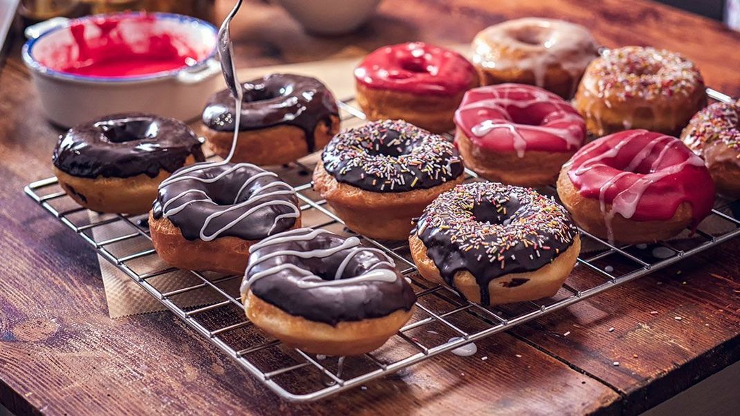 In 15 Minuten fertig: Die schnellsten Donuts der Welt, die Ihre Gästen garantiert ruckzuck wegnaschen werden.