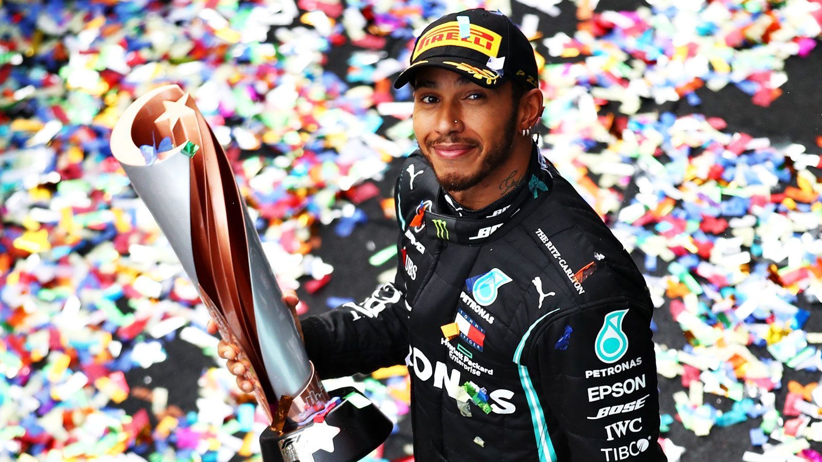 
                <strong>Lewis Hamilton - Weltmeister, Rekordhalter, Dominator</strong><br>
                Trotz der mitunter sehr chaotischen Rennen gibt es am Ende wieder einen klaren und nur allzu bekannten Dominator. Lewis Hamilton gewinnt elf Grands Prix (Stand: 11. Dezember 2020) und wird mit seinem Sieg in Istanbul vorzeitig zum siebten Mal Weltmeister. Am Nürburgring stellt er zudem Michael Schumachers Rekord für die meisten Rennsiege in der Formel 1 (91) ein. Vor dem finalen Rennen steht Hamilton schon bei 95. In Silverstone rettet er sich in der letzten Runde gerade so noch mit einem Plattfuß ins Ziel, während er das vorletzte Rennen in Sakhir mit einer Corona-Infektion verpasst. Mit Ausnahme der beiden Strafen in Spielberg und Monza unterlaufen dem Briten wenig Fehler.
              