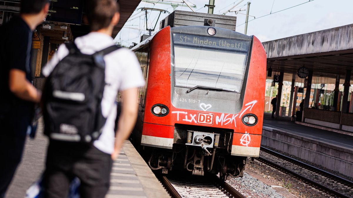 Eine Regionalbahn der Deutschen Bahn fährt am Morgen in den Hauptbahnhof Hannover ein.