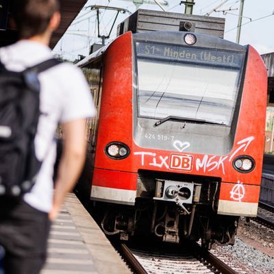 Eine Regionalbahn der Deutschen Bahn fährt am Morgen in den Hauptbahnhof Hannover ein.