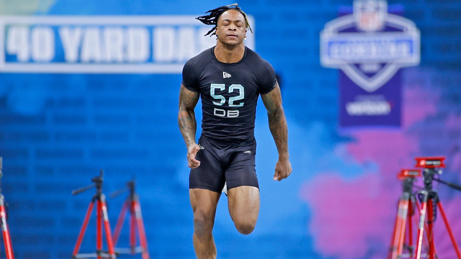 
                <strong>Xavier McKinney (Safety, Alabama)</strong><br>
                Xavier McKinney kann ebenfalls sehr variabel in der Defense eingesetzt werden. Ursprünglich als Safety gelistet, erfüllt er regelmäßig auch andere Aufgaben, wie zum Beispiel im Slot oder nahe an der Line of Scrimmage als Unterstützung gegen das Laufspiel. McKinney besitzt einen sehr schnellen Antritt und kann den gegnerischen Quarterback beim Safety-Blitz gefährlich schnell erreichen. In der NFL könnte man ihm vom Spielstil mit Jimmy Ward von den San Francisco 49ers vergleichen. 
              