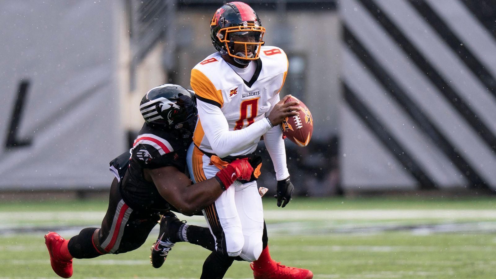 
                <strong>Gewinner: Jarrell Owens (Defensive End, New York Guardians)</strong><br>
                Was für ein rasanter Aufstieg: In den ersten beiden Spieltagen schaffte es Jarrell Owens (Foto links) nicht einmal in den aktiven Kader seiner Mannschaft. In Woche 3 stand der 25-Jährige zwar auf dem Feld, war allerdings kein Faktor. Dementsprechend überraschend kommt seine Leistung in Week 4 bei dem Sieg gegen die Los Angeles Wildcats: zwei Sacks, zwei Tackles for Loss, vier Quarterback-Hits. Nach dieser überragenden Vorstellung sollte Owens in der Defense der Guardians gesetzt sein.
              