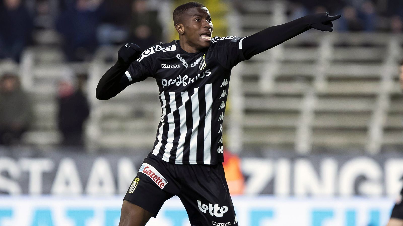 
                <strong>Victor Osimhen (von Wolfsburg an Charleroi verliehen)</strong><br>
                Anderthalb Jahre versuchte sich der nigerianische Stürmer Victor Osimhen in Wolfsburg, ehe die Niedersachsen das Talent auf Leihbasis an den belgischen Erstligisten Charleroi abgaben - inklusive Kaufoption. In der Jupiler Pro League entwickelte sich der 20-Jährige sehr gut, erzielte zwölf Liga-Tore bei 25 Einsätzen. Im Winter soll Gerüchten zufolge sogar der AC Mailand an Osimhen dran gewesen sein, ein Transfer kam jedoch nicht zustande. Osimhens Vertrag in Wolfsburg würde noch bis 2020 laufen, doch aufgrund der Kaufoption hat es der Bundesligist nicht mehr selbst in der Hand. Die Höhe der Kaufoption wird in belgischen Medien mit 3,5 Millionen Euro beziffert.
              