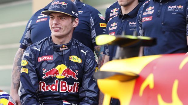 
                <strong>Max Verstappen</strong><br>
                Max Verstappen: Mercedes hatte den Niederländer vor zwei Jahren bereits ins Auge gefasst, zu ernsthaften Gesprächen kam es aber nicht, da man dem heute 19-Jährigen keine wirkliche Perspektive, sprich ein kurzfristiges Cockpit, bieten konnte. Die Chance hatte er bei Toro Rosso, wo er nach einer kompletten Saison 2015 im Mai dieses Jahres nach nur vier Rennen zum Schwesterteam Red Bull Racing befördert wurde. Verstappen ist "längerfristig" an Red Bull gebunden. Außerdem ist es schwer vorstellbar, dass Red Bull sein Mega-Talent an den großen Konkurrenten abgibt.
              