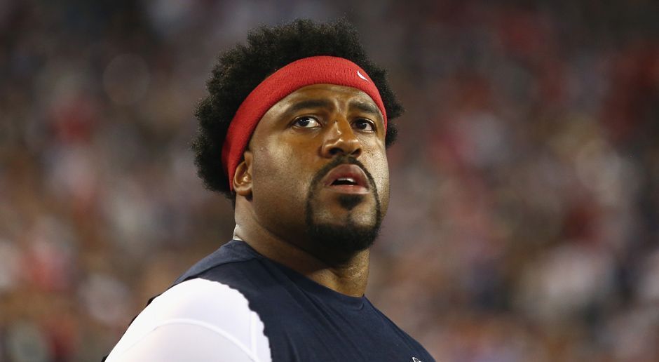 
                <strong>Duane Brown (Seattle-Seahawks)</strong><br>
                Es hatte sich angedeutet und wurde schlussendlich bestätigt: Duane Brown schlägt seine Zelte ab sofort bei den Seattle Seahawks auf. Der Left Tackle wird als große Unterstützung für Quarterback Russell Wilson angesehen. Für ihn sollte die Franchise aus Texas neben zwei Draftpicks (Fünftrundenpick in 2018 und Zweitrundenpick in 2019) auch Jeremy Lane als Cornerback erhalten. Allerdings fiel dieser durch den Medizincheck und ist jetzt nicht mehr Bestandteil des Deals.
              