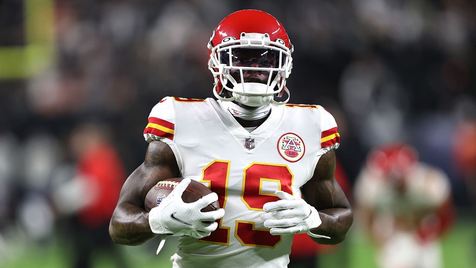 
                <strong>Viel Schatten und wenig Licht bei den Kansas City Chiefs</strong><br>
                In der Saison 2021 kommt Josh Gordon immerhin in zwölf Spielen der Kansas City Chiefs zum Einsatz, verzeichnet aber nur fünf Catches, 32 Yards und einen Touchdown während dieser Zeit. Vor der aktuellen Saison sieht er aber keine Action in den Training Camps und der Preseason und schafft den Cut ins 53-Mann-Roster nicht. Dennoch findet er abermals einen neuen Arbeitgeber und wird von den Tennessee Titans zunächst für das Practice Squad verpflichtet.  
              