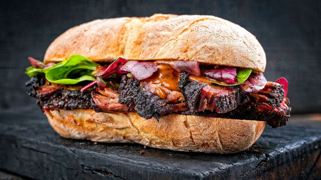 Marinierter Schweinenacken mit Grillsauce und Brot