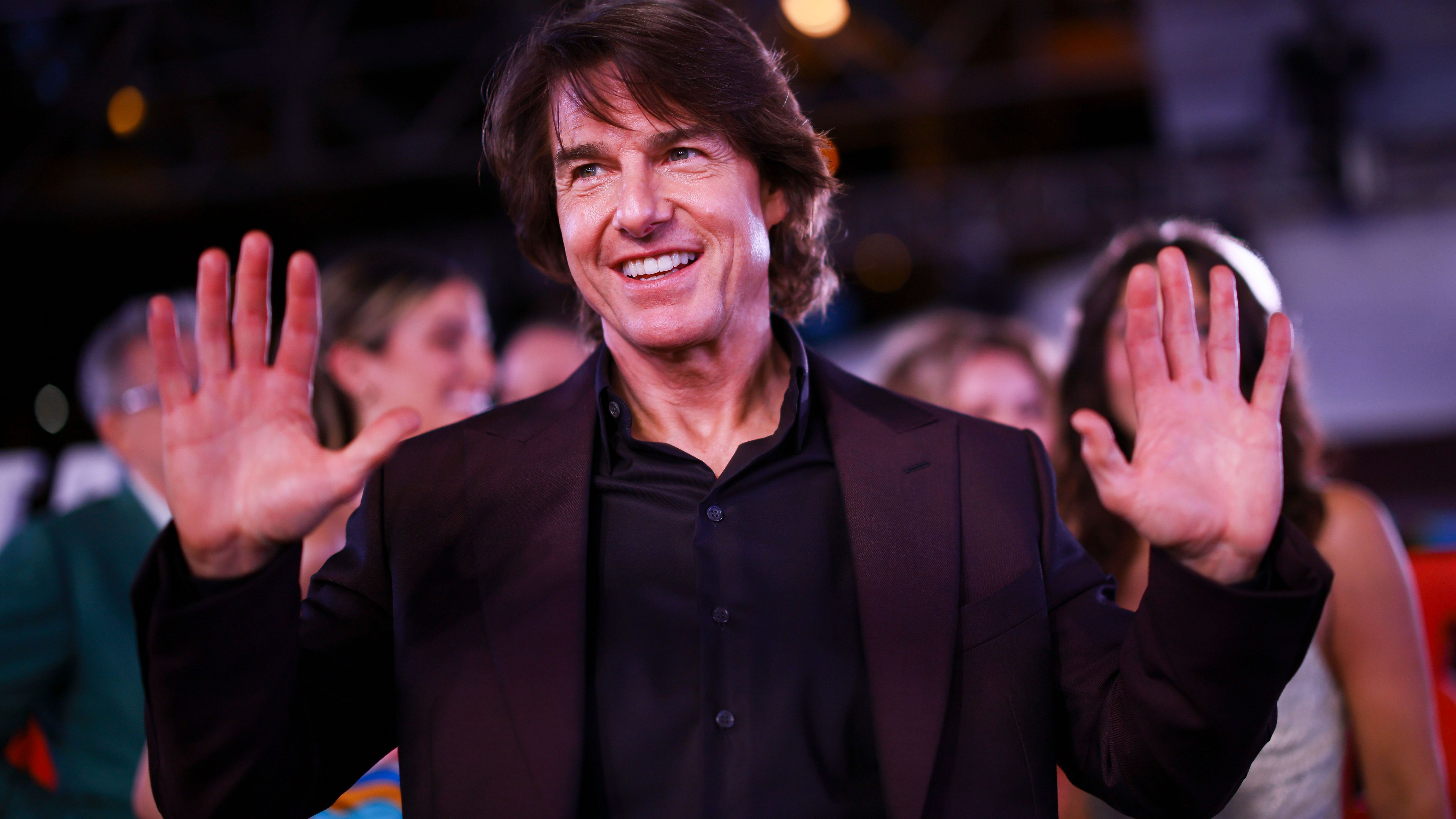 <strong>Tom Cruise</strong><br>Nicht nur zum Vergnügen war Tom Cruise vor Ort. Der Hollywood-Star kommentierte die Partie für den US-Streamingdienst Paramount+. Dabei hatte er tatkräftige Unterstützung aus der Fußballwelt ...