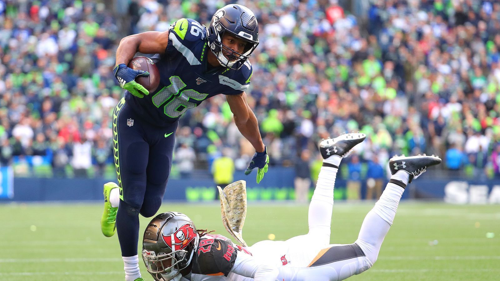 
                <strong>Wide Receiver: Tyler Lockett</strong><br>
                Tyler Lockett profitierte beim 40:34 Sieg gegen die Tampa Bay Buccaneers von Russell Wilsons Spitzenleistung. Im Arbeitsnachweis des Wide Receivers standen 13 Catches für 152 Yards und zwei Touchdowns. Gesamtpunktzahl: 27
              