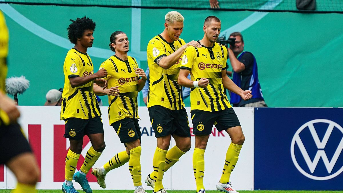 Torjubel Borussia Dortmund nach Tor zum 0:1 Waldemar Anton (Borussia Dortmund, 03) GER, 1. FC Phoenix Luebeck vs. Borussia Dortmund, Fussball, DFB-Pokal, Runde 1, Saison 2024 2025, 17.08.2024 GER, ...