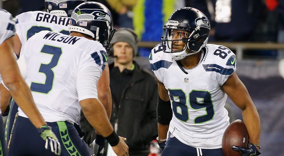 
                <strong>Gewinner: Russell Wilson / Doug Baldwin</strong><br>
                Auf dieses Duo ist Verlass! Dreimal fand Russell Wilson beim 31:24-Sieg gegen die Patriots seinen Lieblingsreceiver Doug Baldwin in der Endzone. Zudem scheint der Quarterback der Seahawks passend zum Endspurt der Regular Season wieder richtig fit zu sein. Keine Interception und von seinen Problemen (Rücken, Fuß) ist nichts mehr zu sehen. So sind die Seahawks wieder ein echter Super-Bowl-Kandidat.
              
