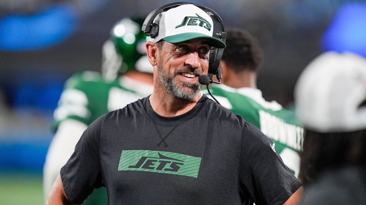 NFL, American Football Herren, USA New York Jets at Carolina Panthers Aug 17, 2024; Charlotte, North Carolina, USA; New York Jets quarterback Aaron Rodgers (8) shares a laugh on the sidelines durin...