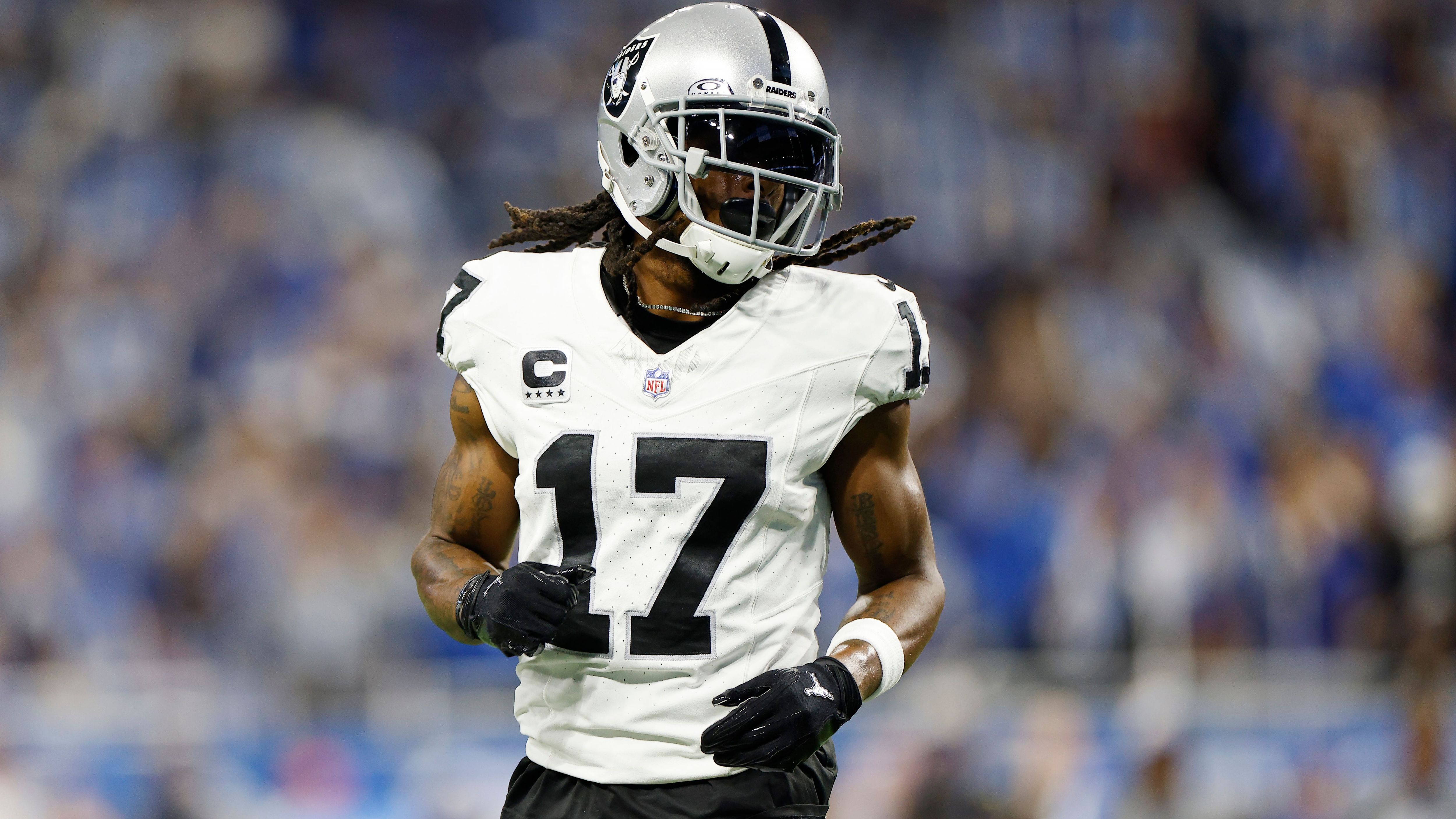 <strong>Verlierer: Davante Adams (Las Vegas Raiders)<br></strong>Nein, Adams ist keiner unserer Verlierer, weil ein Trade passiert ist. Vielmehr ist er einer der großen Verlierer, weil eben nichts passiert ist. Der Wide Receiver stellte wohl bereits vor Wochen eine formelle Anfrage an das Front Office der Raiders, ob ein Trade im Bereich des Möglichen wäre. Wenig überraschend wurde das Gesuch abgelehnt.